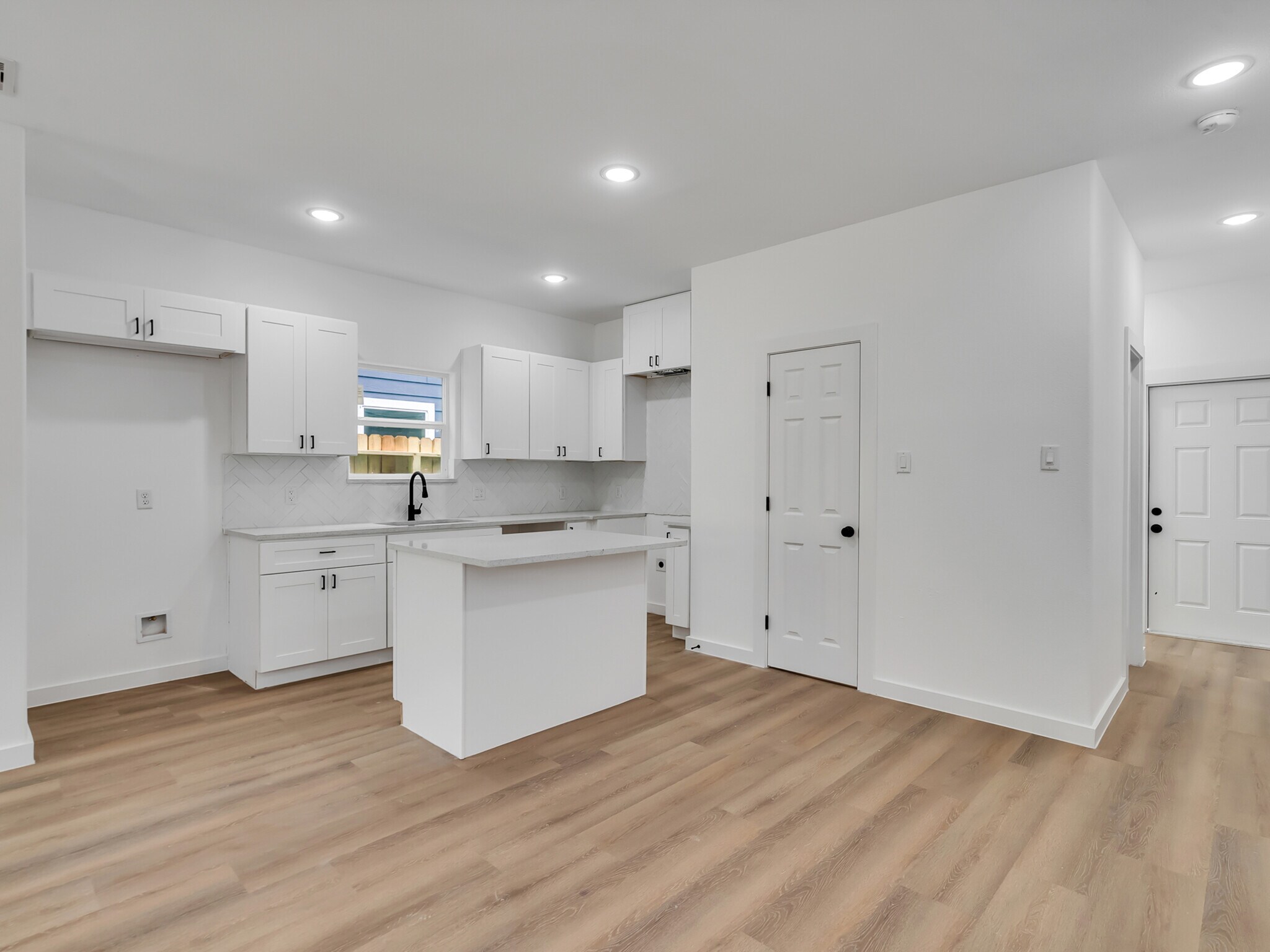 Building Photo - 8104 Crestview Dr