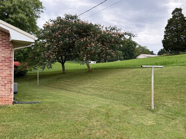 Building Photo - Spotless & Spacious! 3BR Home Near Volunte...
