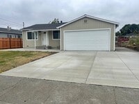 Building Photo - For Rent: Beautifully Updated 3-Bedroom Ho...