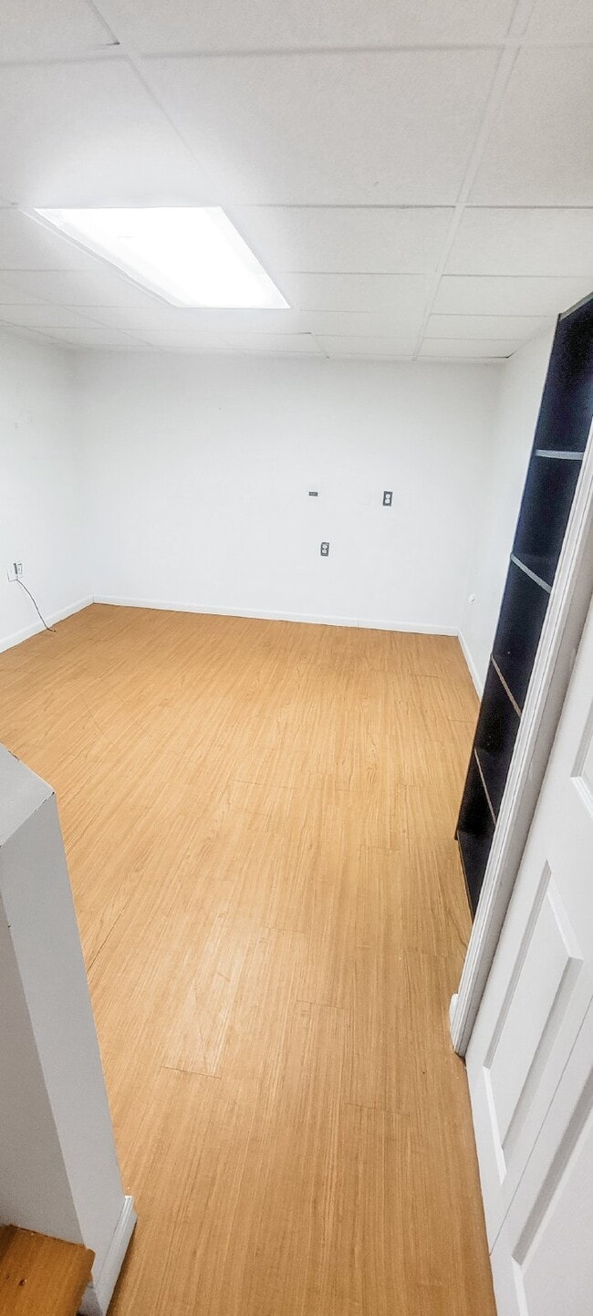 Building Photo - 2 + Bedroom, 3-level Townhouse on Amherst ...