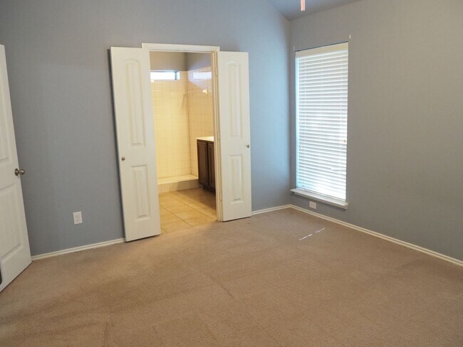 Building Photo - 3 Bed 2 Bath in Denton