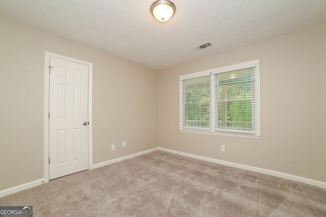 Building Photo - 8218 Lakeview Dr SW