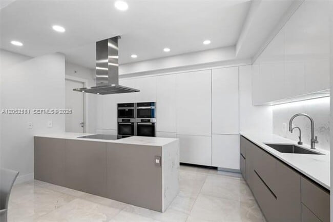 Building Photo - 18201 Collins Ave