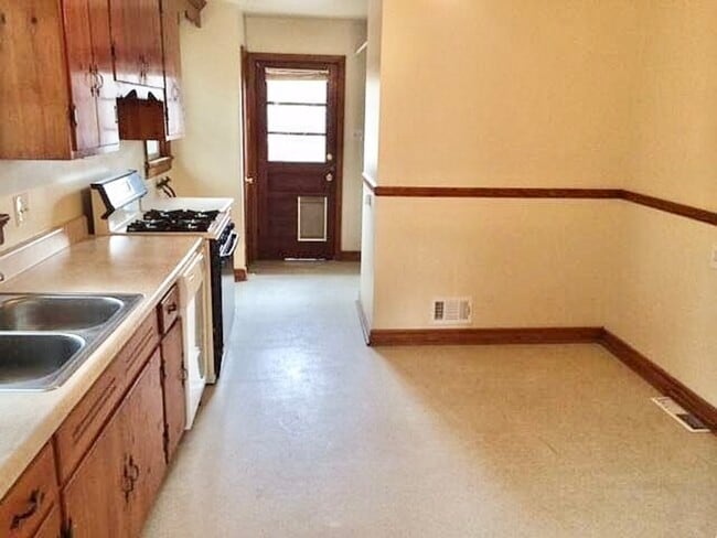 Building Photo - 2805 Rothland Dr