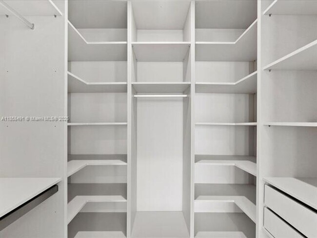 Building Photo - 700 NE 24th St