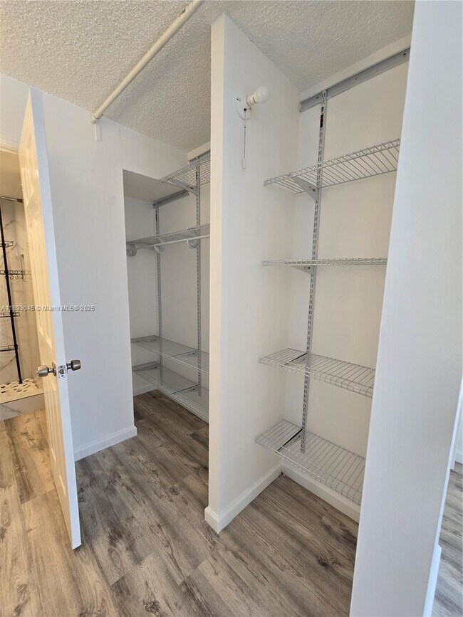 Building Photo - 3730 Inverrary Dr