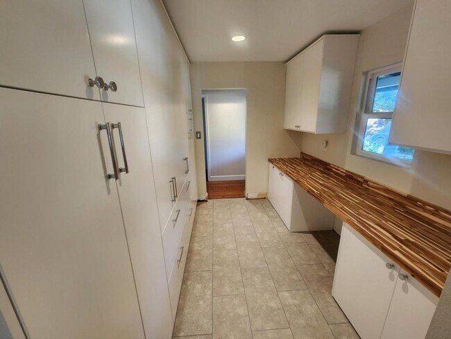 Building Photo - 9345 Golondrina Dr