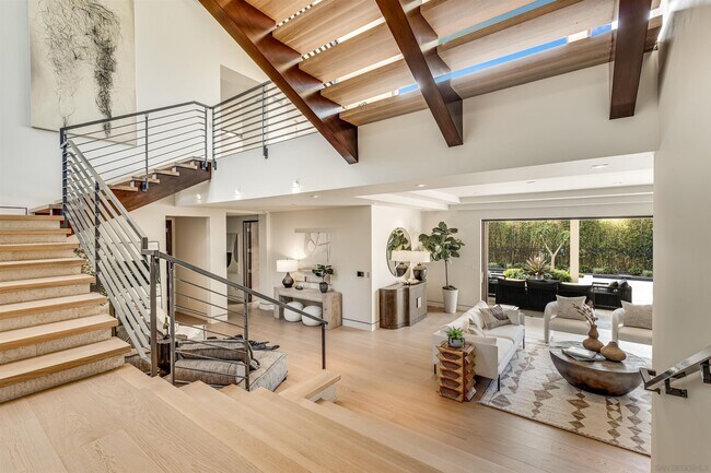 Building Photo - 8070 La Jolla Scenic Dr N