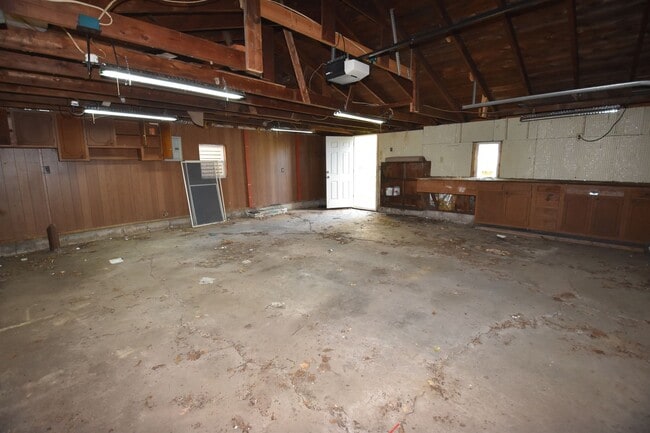 Building Photo - 2-3 bedroom Home in Greenfield with Garage.