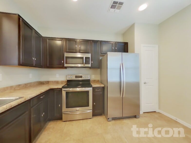 Building Photo - 723 W Dana Dr