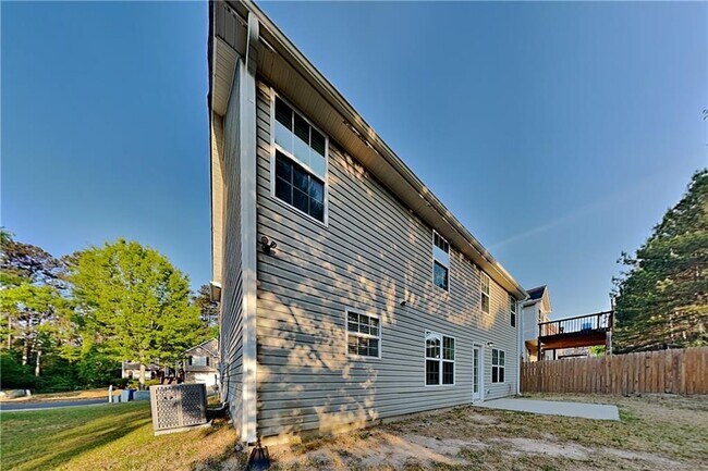 Building Photo - 1595 Stephens Pond View