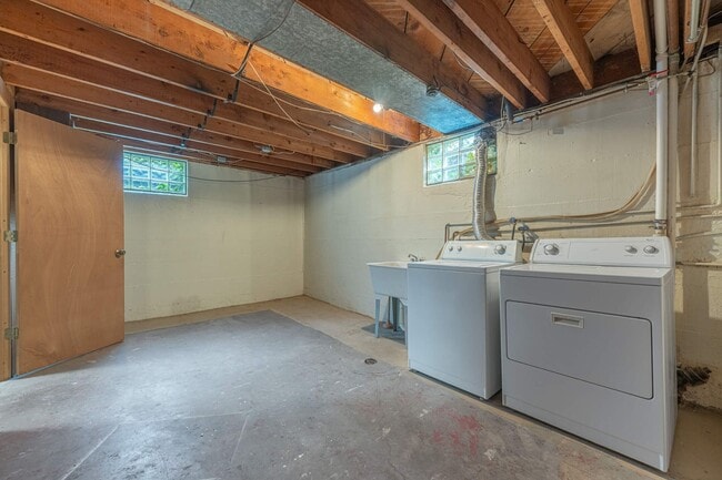 Building Photo - 1822 W Schantz Ave