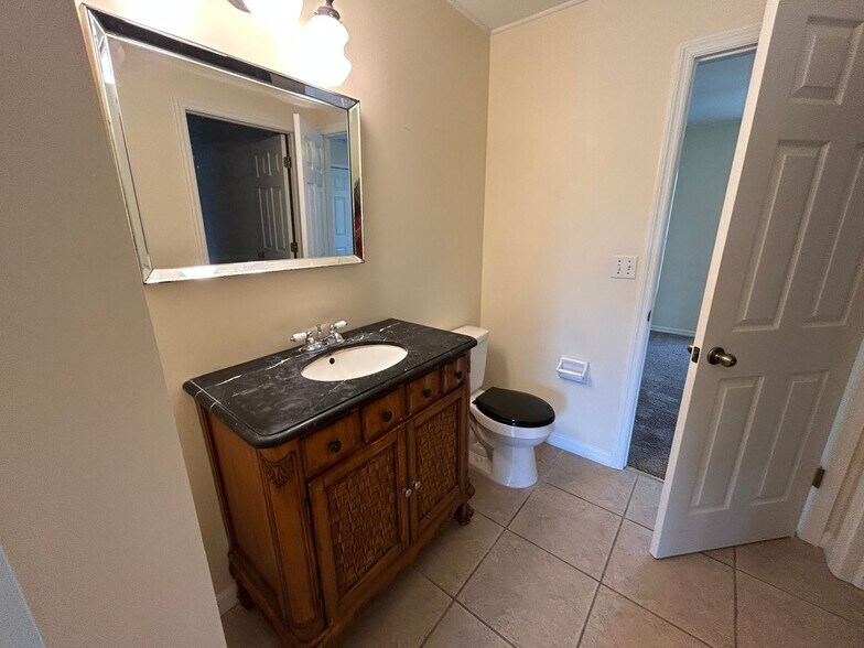 Building Photo - Unique 3/2 + Den home in great location