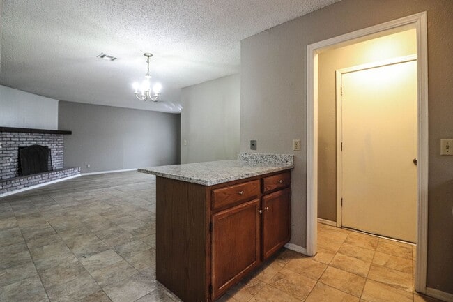 Building Photo - Cozy & Updated