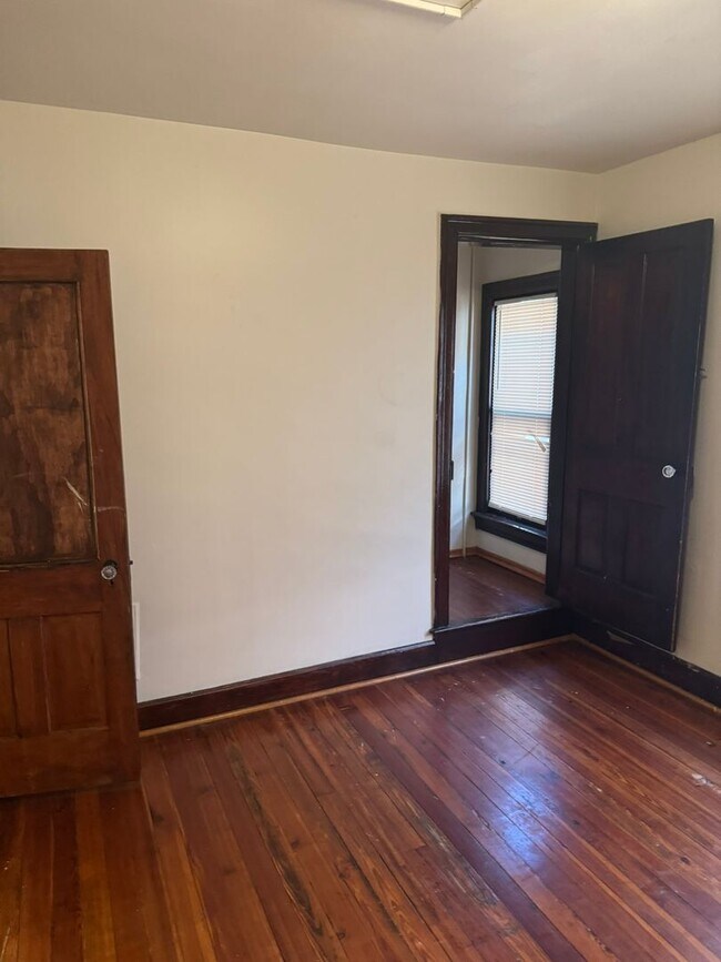 Building Photo - 4 bedroom, 1 bath, 3 story half double house