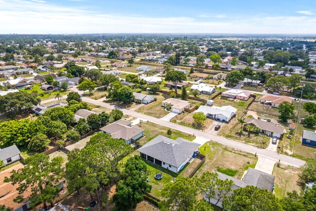 Building Photo - 3/2, fully fenced single family home in NW...