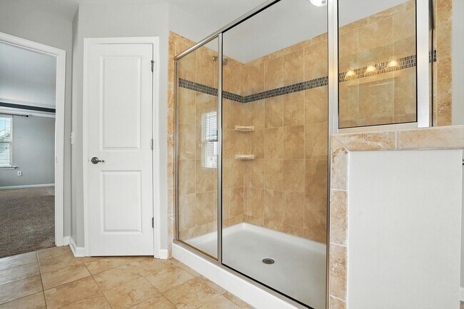 Building Photo - STUNNING HOME IN -POOL-TENNIS COURTS-GYM-PARK