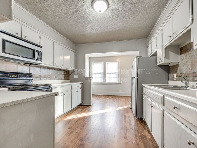 Building Photo - 816 NE 20th St