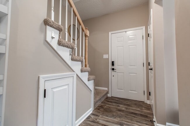 Building Photo - Beautiful 2 Bed, 2.5 Bath Condo in Johnson...