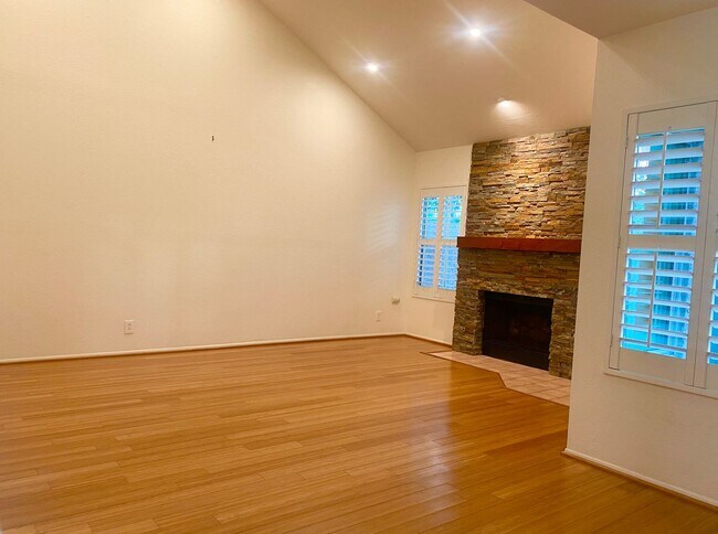 Building Photo - Wonderfully located 3bed, 3 bath in the heart of Westlake VIllage