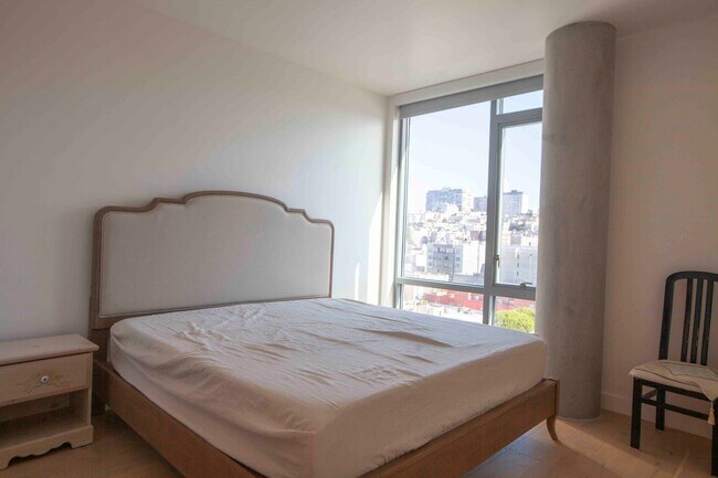 Building Photo - 2BD/2BA Modern Condo w/ Abundant Natural L...