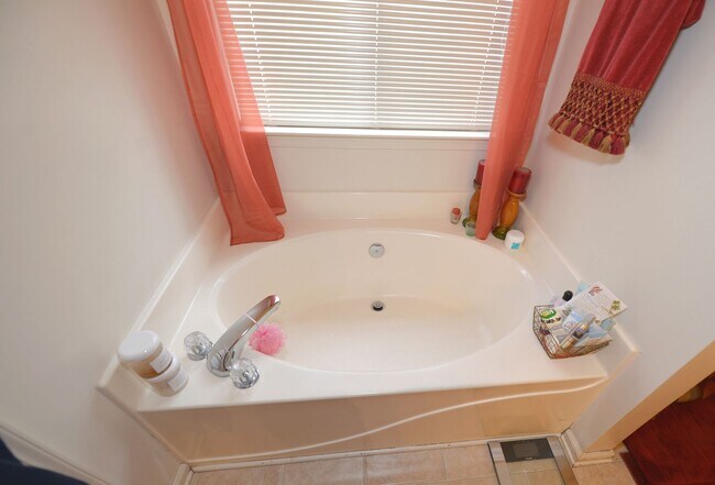 Building Photo - Quiet Cul-de -sac