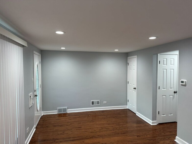 Building Photo - 5153 S Oak Park Ave