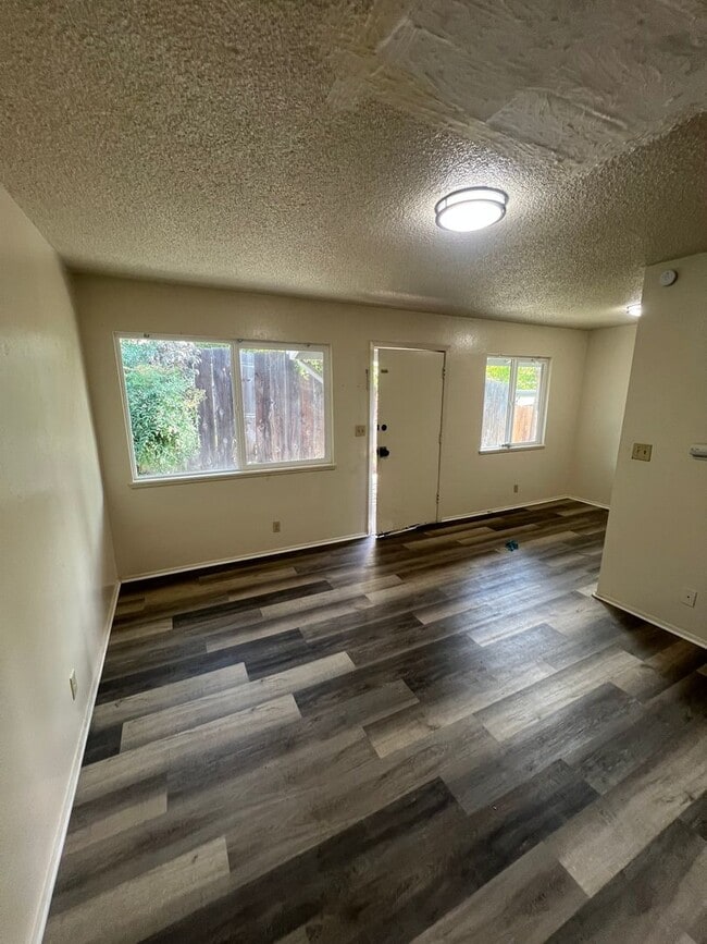 Building Photo - Oroville one bed one bath duplex for rent.