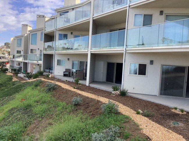Building Photo - Huge White water condo at Fletcher Cove Solana Beach