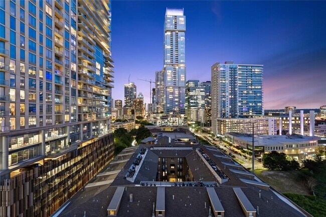 Building Photo - 300 Bowie St