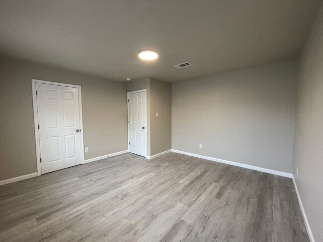 Building Photo - 6019 Bedford Dr