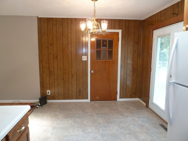Building Photo - Beautiful 3 bedroom house with wood floors...