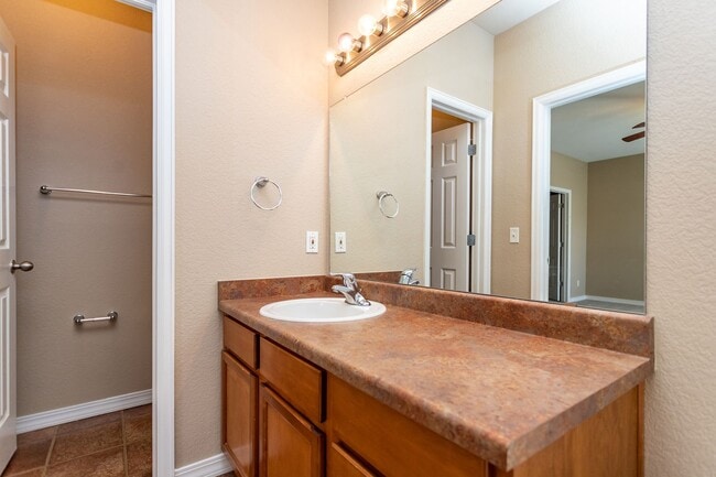 Building Photo - Beautiful Ranch-Style Condo with Attached ...