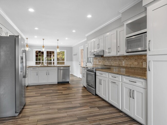 Building Photo - Luxury Living Awaits in this 6 Bedroom, 5 Bathroom Home – Elegant Comfort in a Prime Location