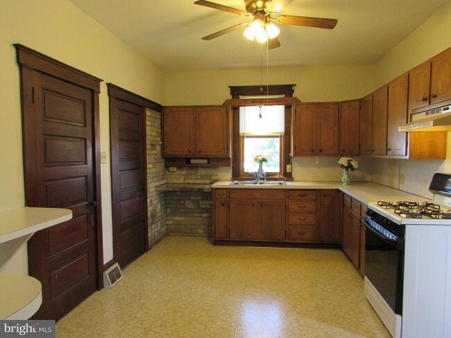 Building Photo - 33 N Kinzer Rd