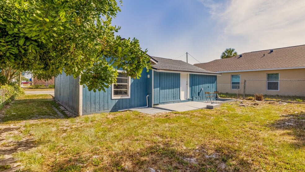 Building Photo - 1610 N Goldenrod Rd