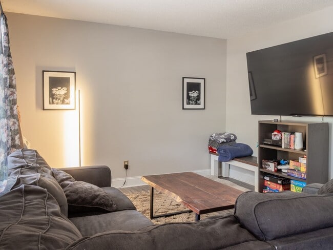 Building Photo - 411 College Blvd