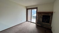 Building Photo - Cozy ground floor 1 bedroom with private washer and dryer!