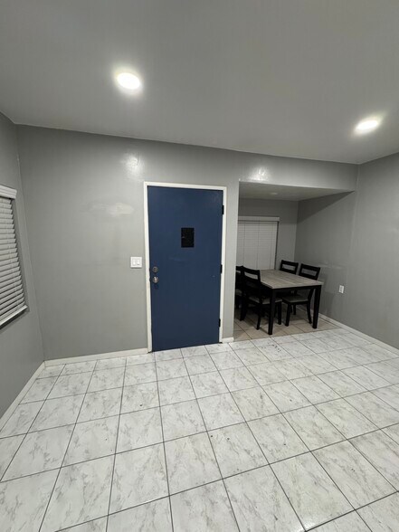 Building Photo - 6831 Hollenbeck St