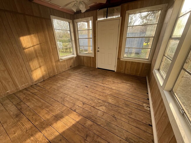 Building Photo - 16584 Lakeway Cir