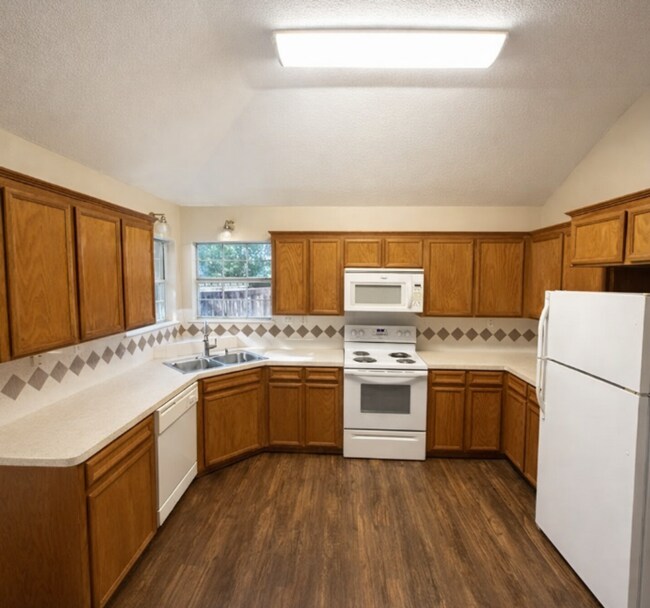 Building Photo - AVAILABLE MID MAY ; APPLY TODAY ON OUR WEBSITE!!!