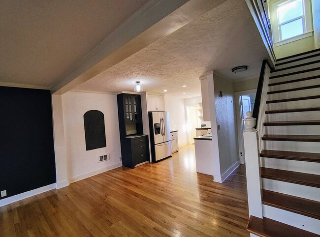 Building Photo - Beautiful Three Story Townhome With Full B...