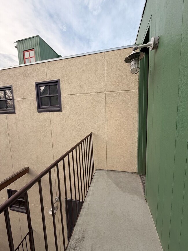 Building Photo - ABSOLUTELY BEAUTIFUL 4-Bedroom Townhome in the Highly Sought-After Prospect Neighborhood!