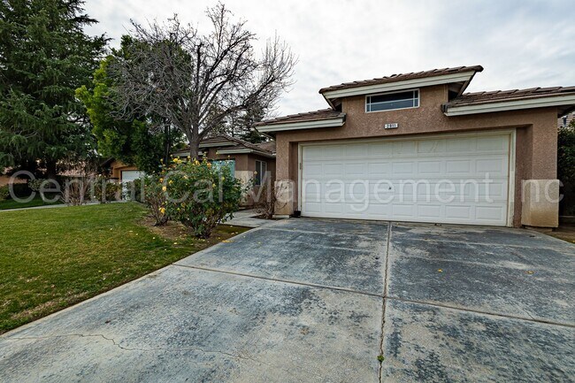 Building Photo - 3 Bedroom/2 Bath Home in RiverLakes - $225...