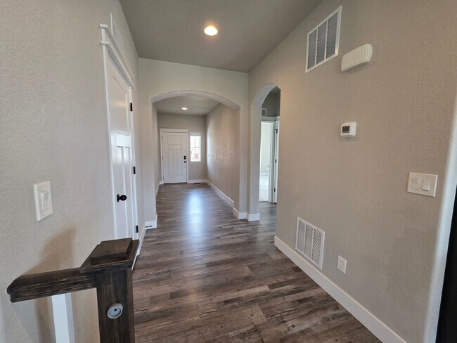 Building Photo - Spacious 5 Bed, 3 Bath Home in Desirable M...