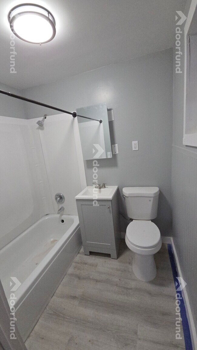 Building Photo - 418 River St