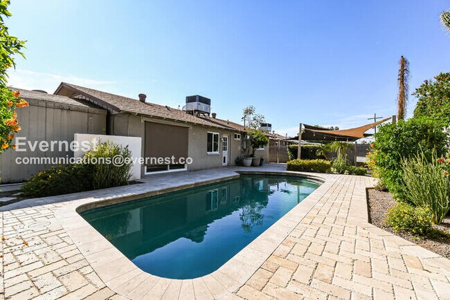 Building Photo - 8726 E Bonnie Rose Ave