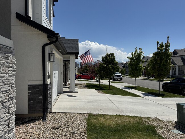 Building Photo - 138 E Crown Point Dr