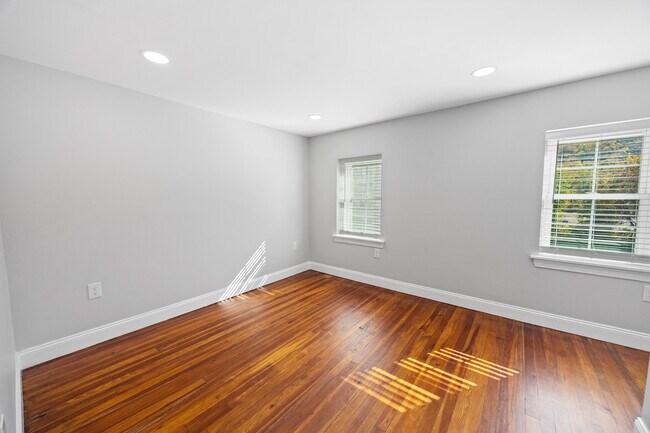 Building Photo - 733 E Elm St