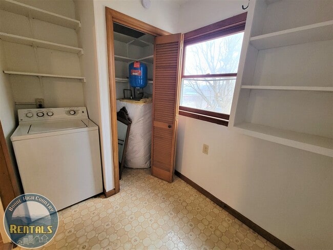 Building Photo - 2 Bedroom Right in Town!